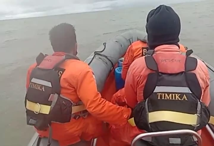 Anggota SAR Timika saat melakukan pencarian speedboat yang hilang beberapa hari lalu di Asmat.
