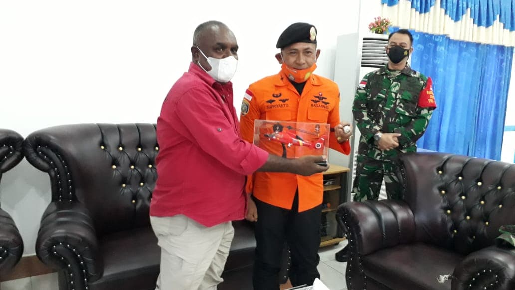 Penyerahan Miniatur Helikopter Basarnas