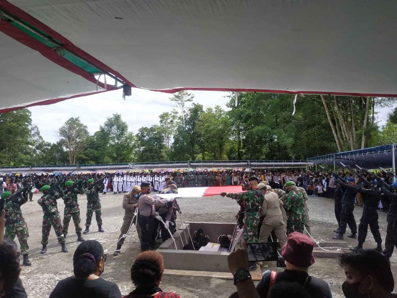 Peti jenazah alm Klemen Tinal dimasukkan ke liang lahat