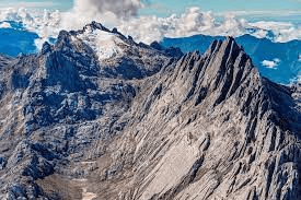 Ilustrasi berita TRAVEL: Gunung Carstensz dan Salju Abadi Indonesia