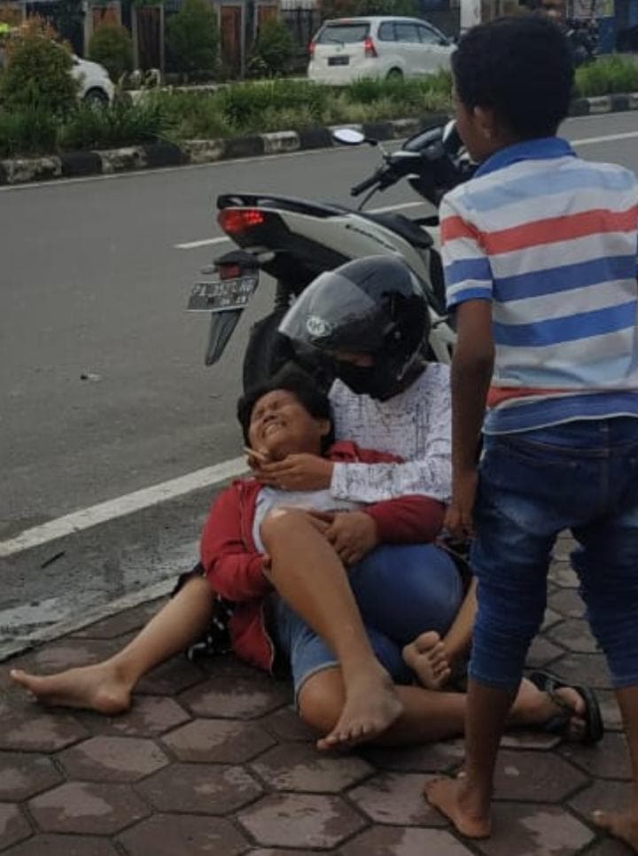 Angel memeluk ibunya yang sedang kesakitan disaksikan sang adik.