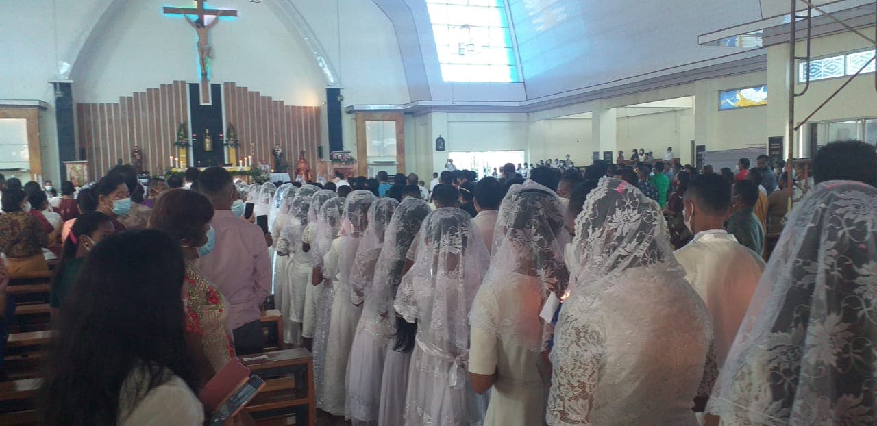 Para penerima sakramen komuni kudus di Gereja Katolik Sempan.