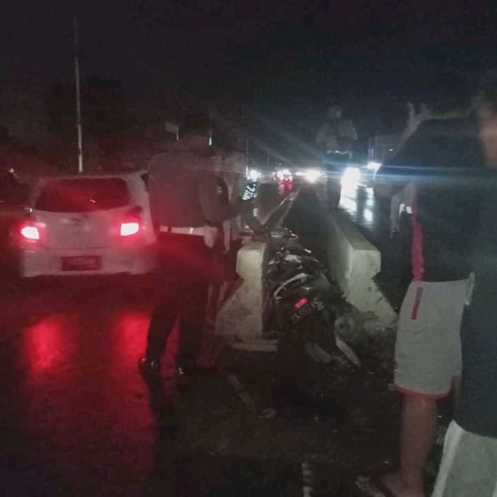 Sepeda motor yang menghantam pembatas jalan.