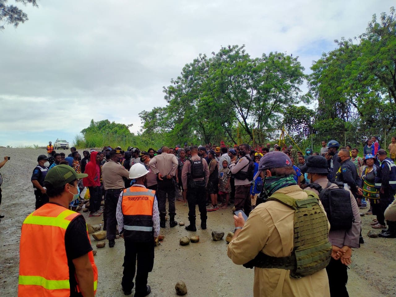 Orang tua murid dan pelajar Asrama Taruna Papua menutup akses Terminal Bus di MP 26.