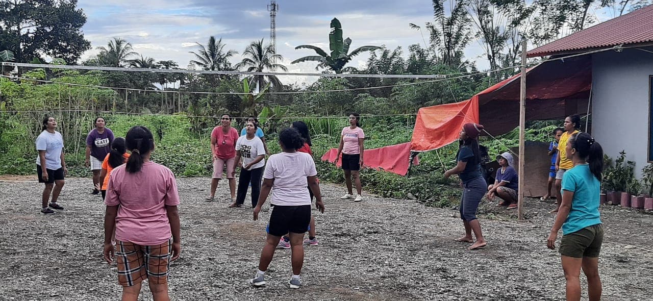 Salah satu peserta torunamen, tim Volly asal Manggarai menggelar latihan menjelang tournamen Kapolres Cup