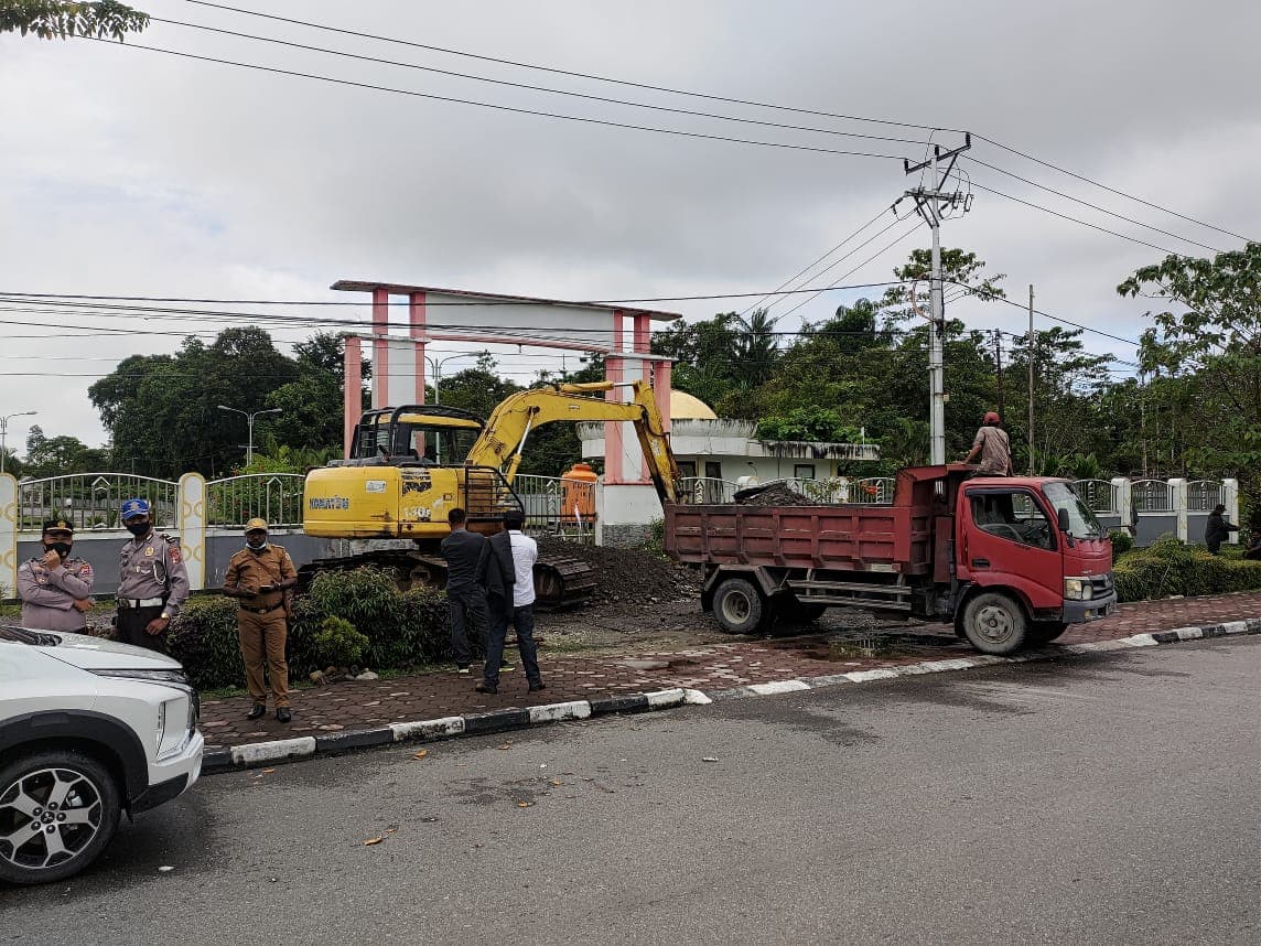 Proses evakuasi sirtu dari gerbang masuk Kantor DPRD Mimika