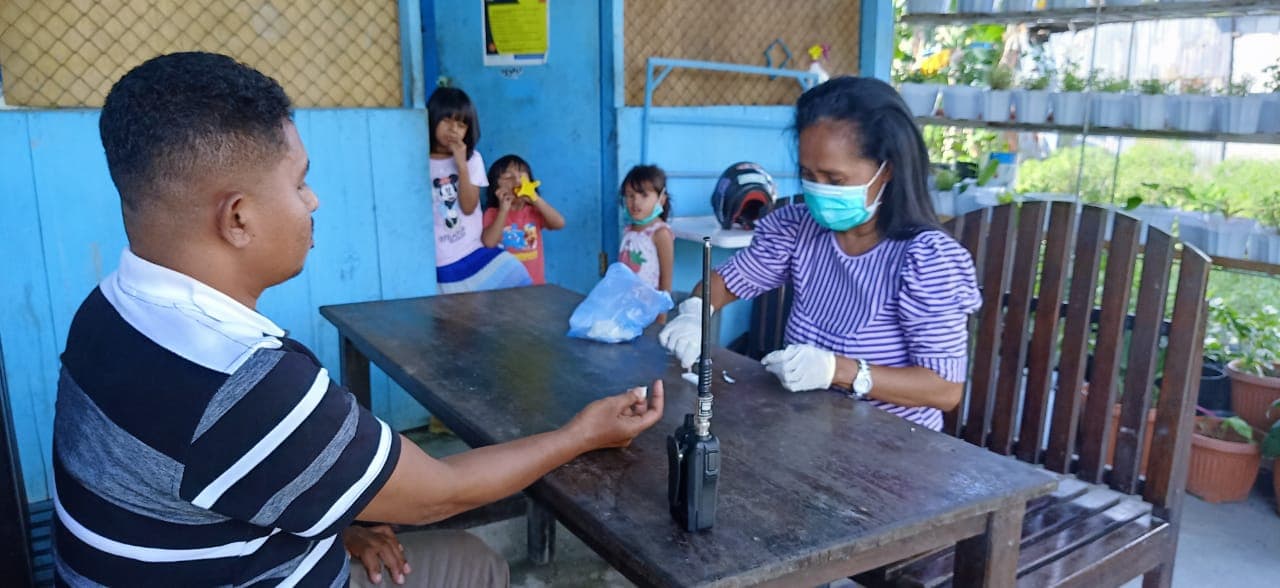 Junaedi saat memeriksakan diri di kader malaria Kampung Nawaripi