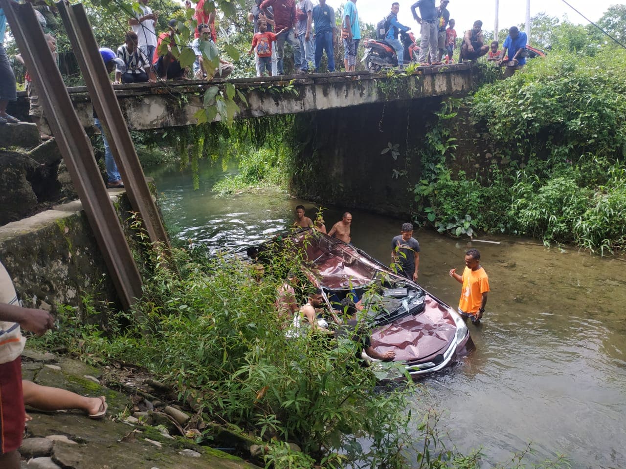 Mobil yang terjun bebas di kali SP 2