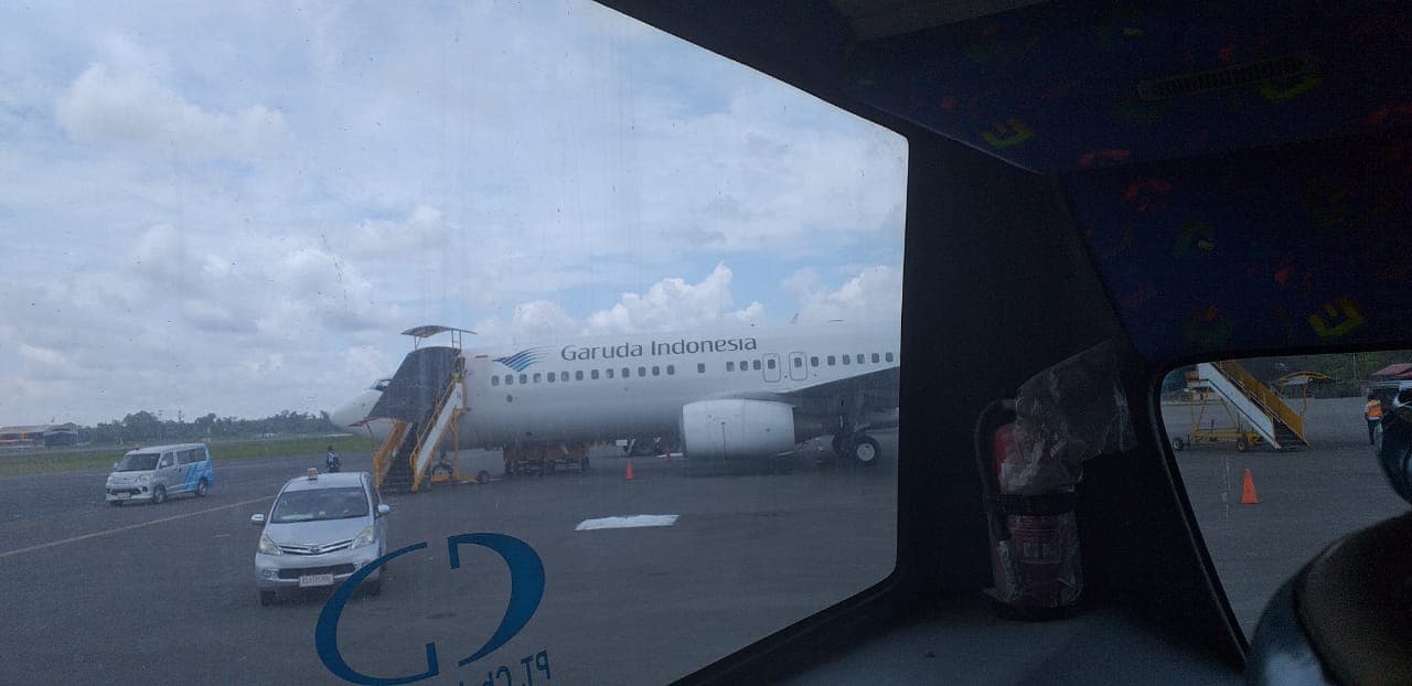 Pesawat Garuda Indonesia di Bandar Udara Mozes Kilangin Timika