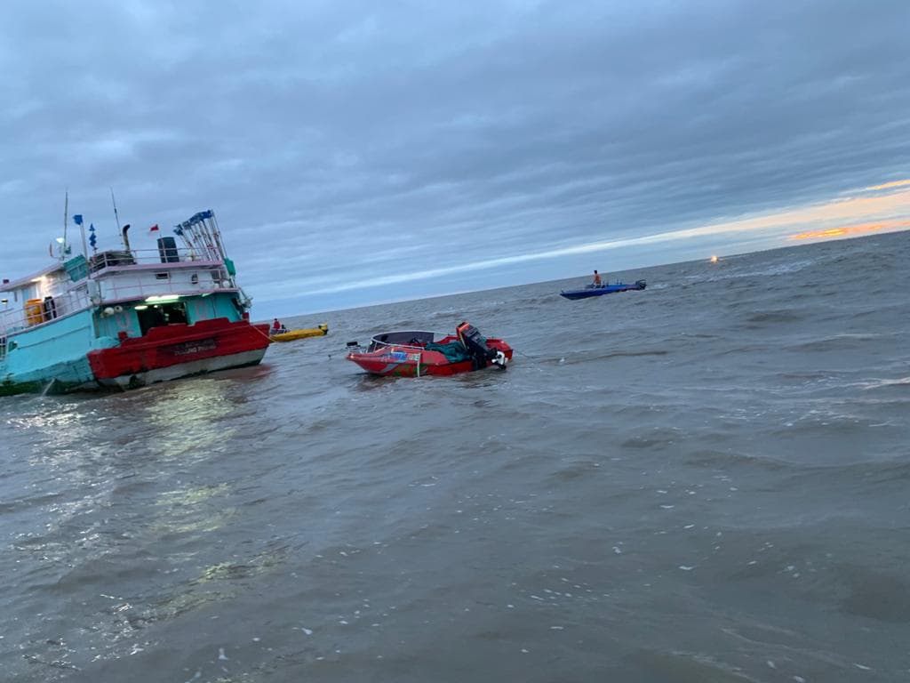 Speedboat yang hilang tampak terapung