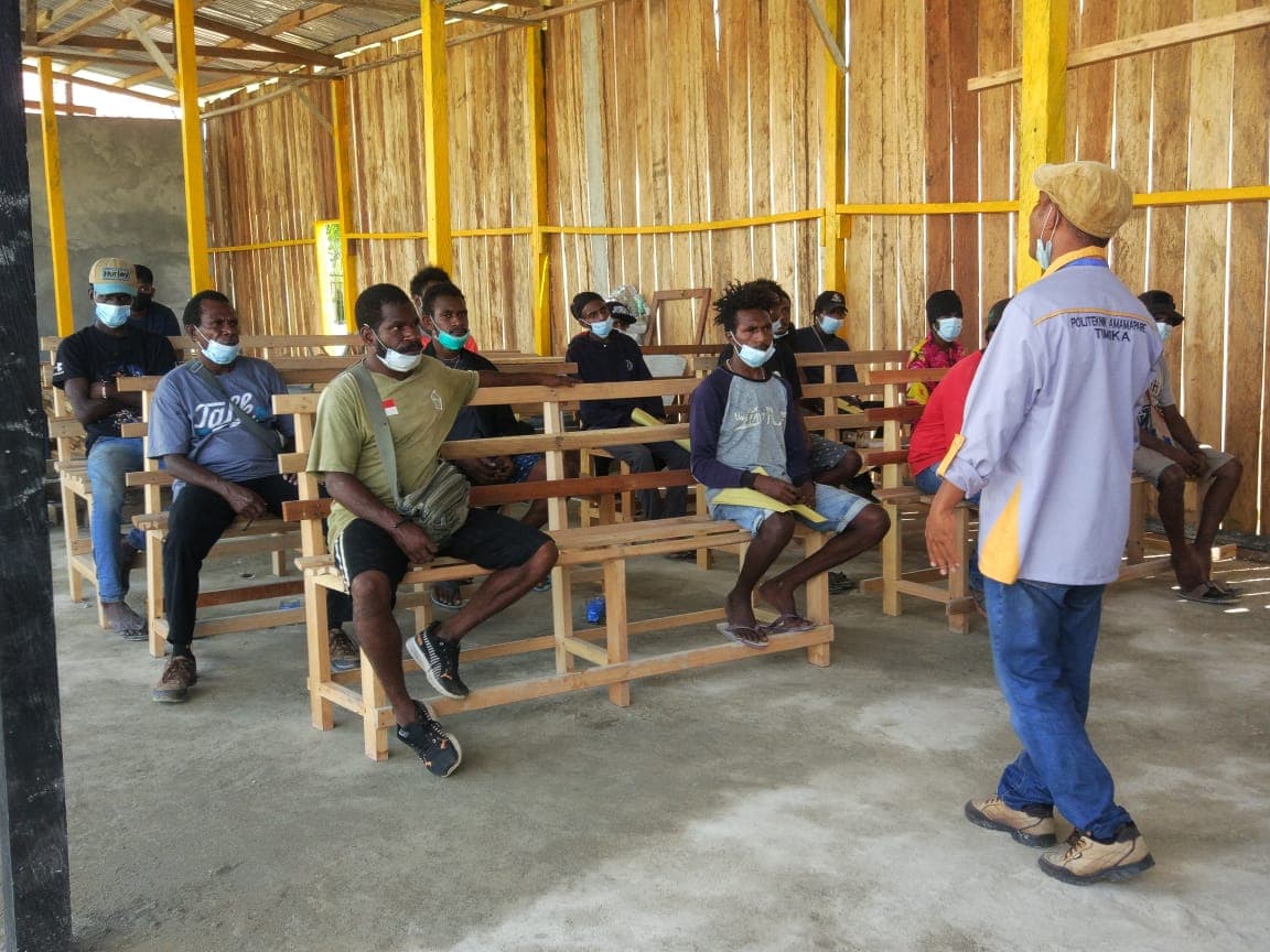 Anak asli Nawaripi mendapat penjelasan dari pelatih