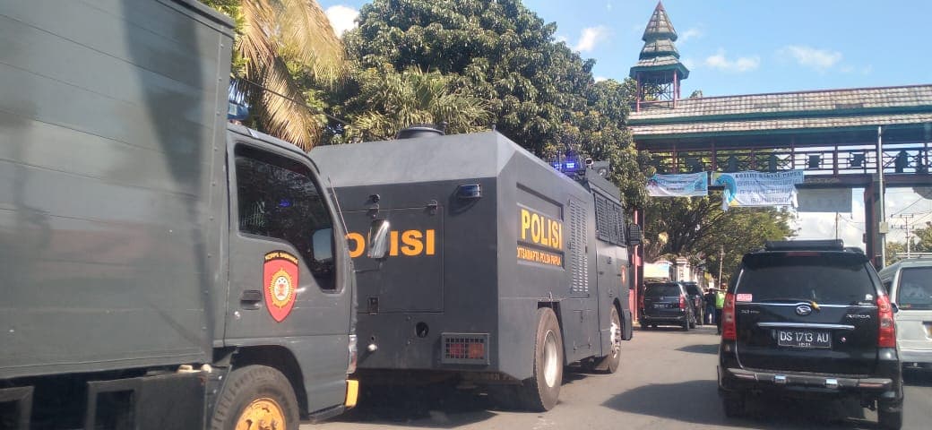 Ilustrasi berita pinpost: Demo Tolak Otsus Jilid II di Jayapura Ricuh, 21 Mahasiswa Uncen Ditangkap Polisi