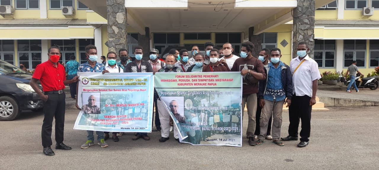 Rektor Unmus terpilih berpose bersama mahasiswa