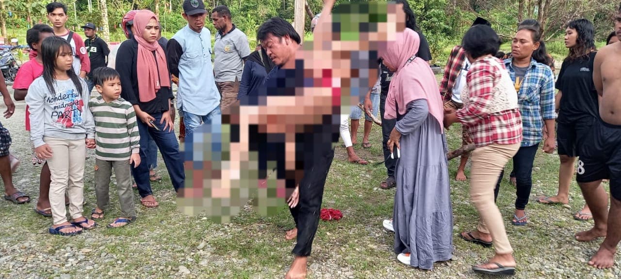 Ayahnya berusaha mengeluarkan air dari perut korban.
