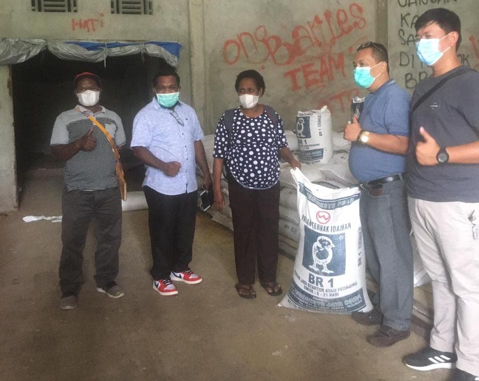 Anggota Komisi C DPRD Mimika Drs Leonardus Kocu menyalurkan 2.900 DOC (anak ayam potong) serta 117 karung pakan. Bantuan itu dianggarkan melalui dana Pokok Pikiran (Pokir) Dewan pada Dinas Peternakan Kabupaten Mimika.