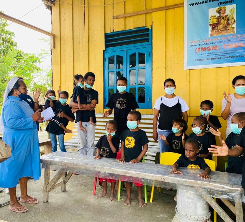 Suster Yulita Pr bersama anak-anak panti asuhan.