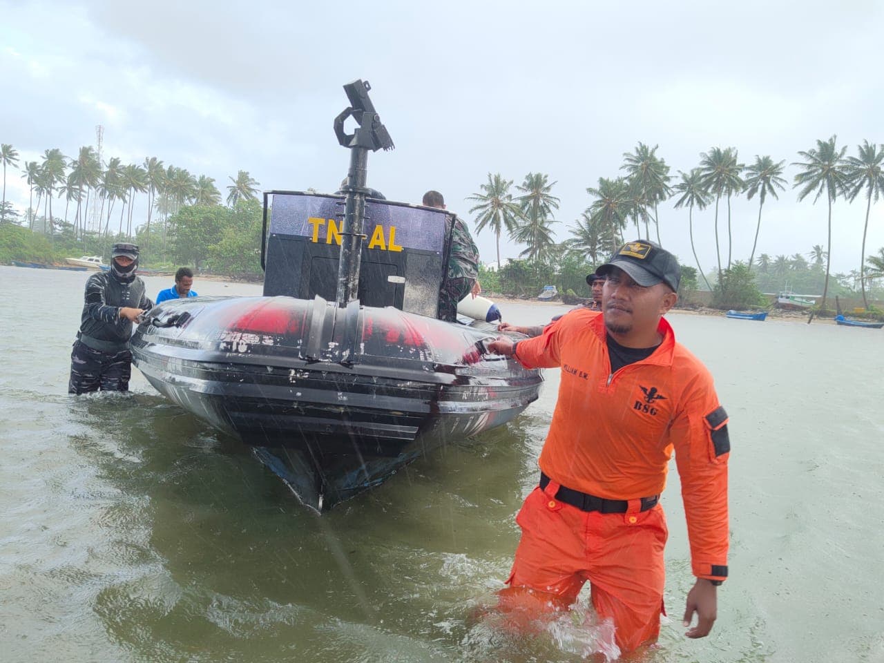 Ilustrasi berita MIMIKA: Dihantam Cuaca Buruk, Longboat Berpenumpang 14 Orang Pecah, Tim SAR Lakukan Pencarian Para Korban