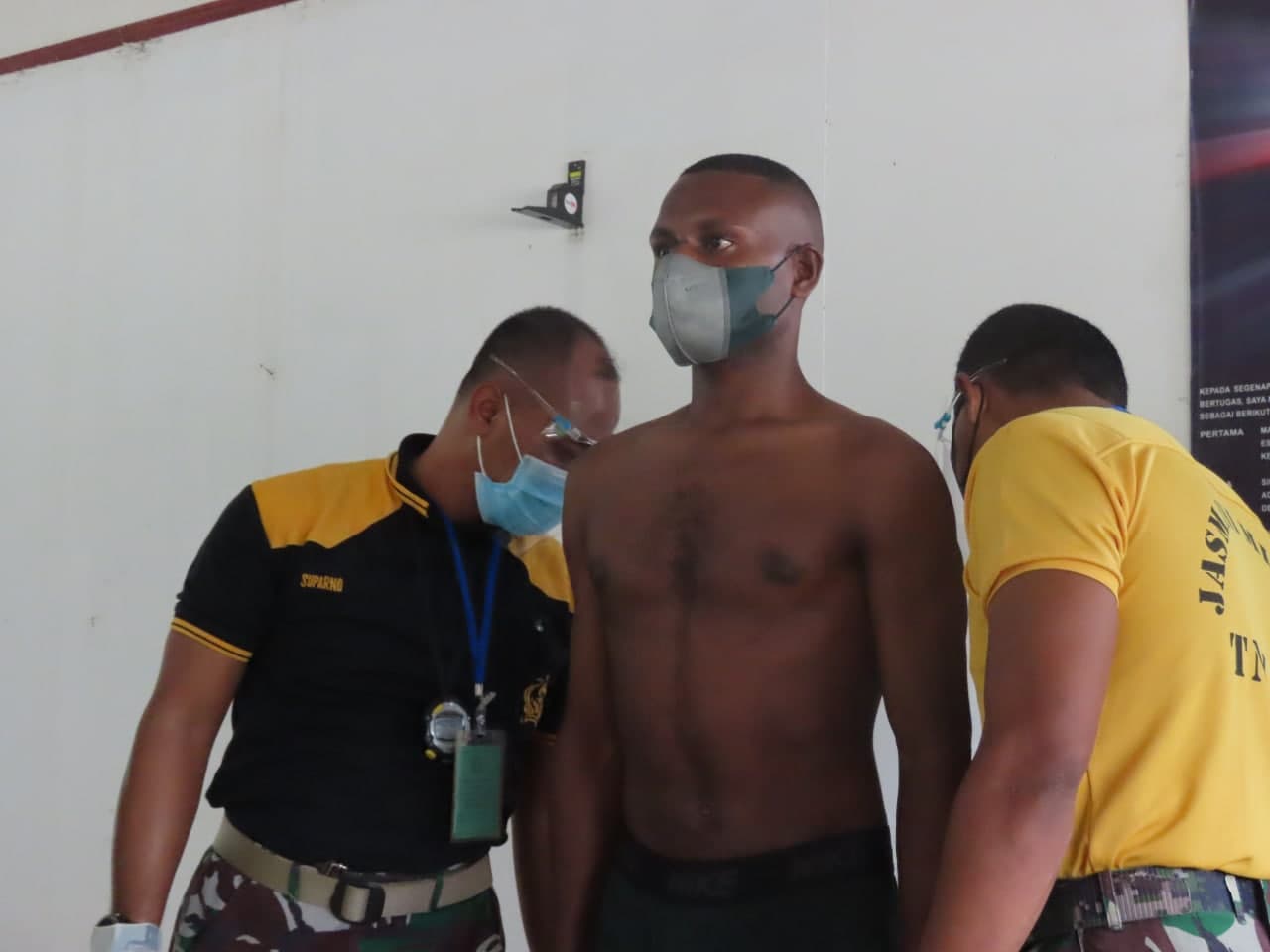 Peserta seleksi melaksanakan seleksi tinggi badan.