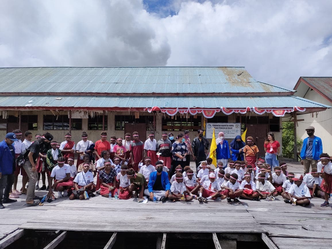 Foto bersama siswa SD Negeri 1 Pomako