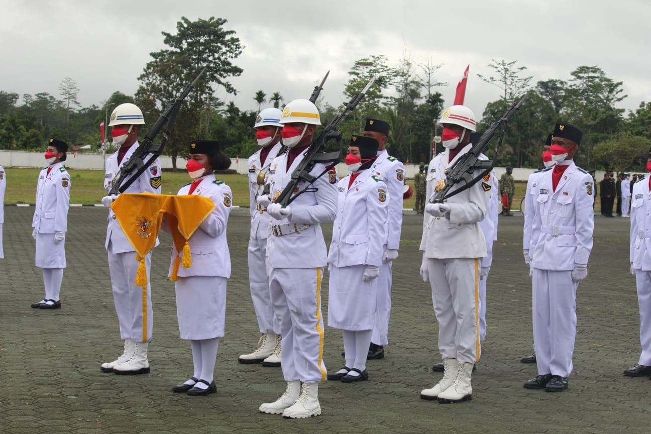 Personil Brimob Timika yang ikut mengawal pembawa baki pada HUT RI ke-76 di halaman Sentral Pemerintahan SP 3, Selasa (17/8).