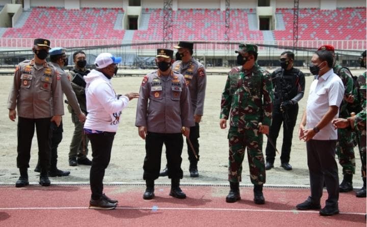 Kapolri Jenderal Pol. Listyo Sigit Prabowo bersama Panglima TNI Marsekal TNI Hadi Tjahjanto dan Menpora Zainudin Amali meninjau Stadion Lukas Enembe, memastikan kesiapan PON XX Papua, Jumat (27/8).