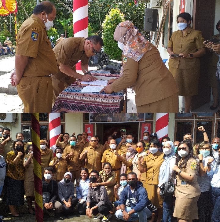 Foto atas : Ir Limi Mokodompit menandatangai dokumen Sertijab kepada pejabat baru Ir Syahrial Foto bawah : Ir Limi Mokodompit dan Ir Syahrial foto bersama ASN DLH Mimika.