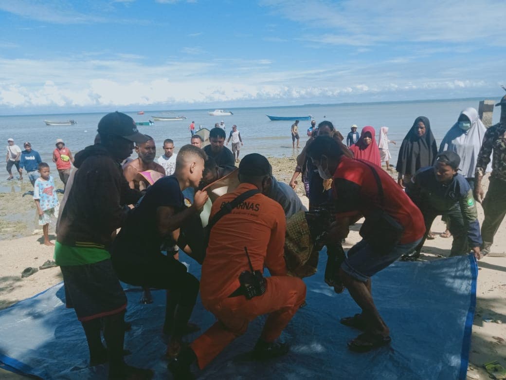 Jenazah korban dievakuasi ke bibir pantai