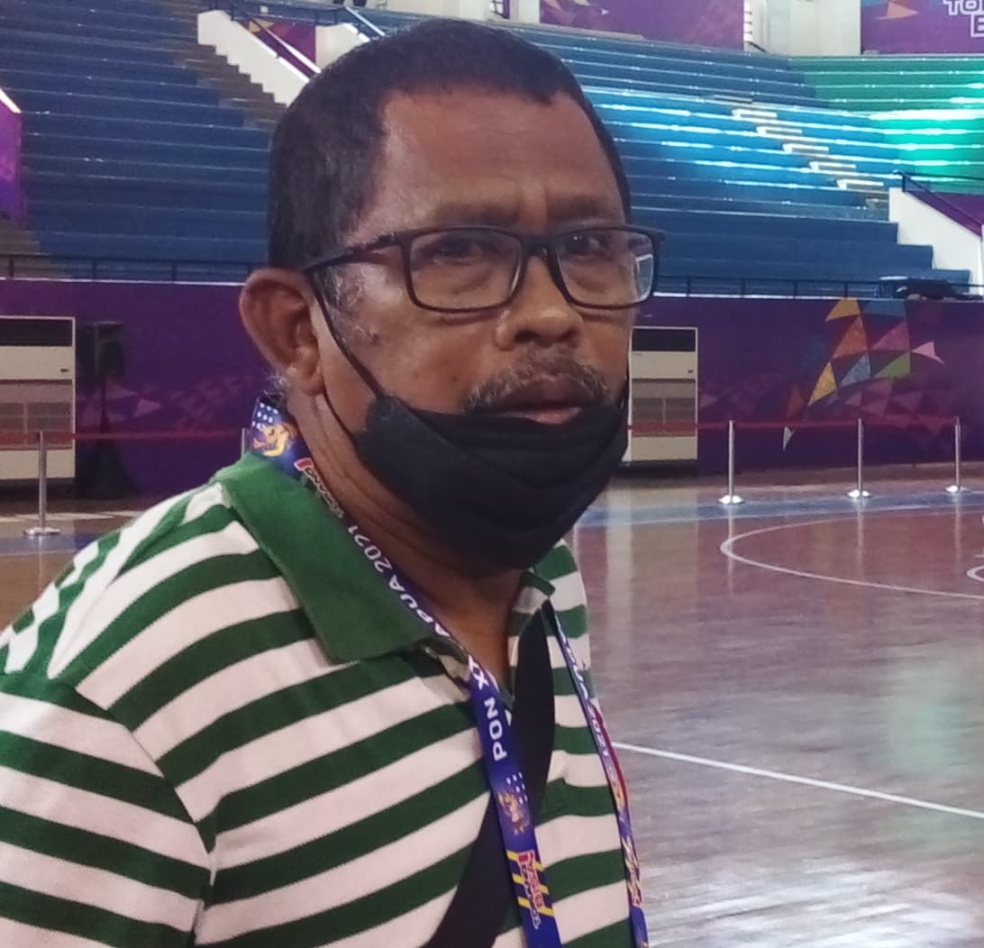 Drs. Endria Kenediane, Koordinator Bidang Peralatan dan Perlengkapan Cabang (Cabor) Basket, saat berada di venue Basket MSC Timika ( Foto Anius Nining/Fan Ambing)