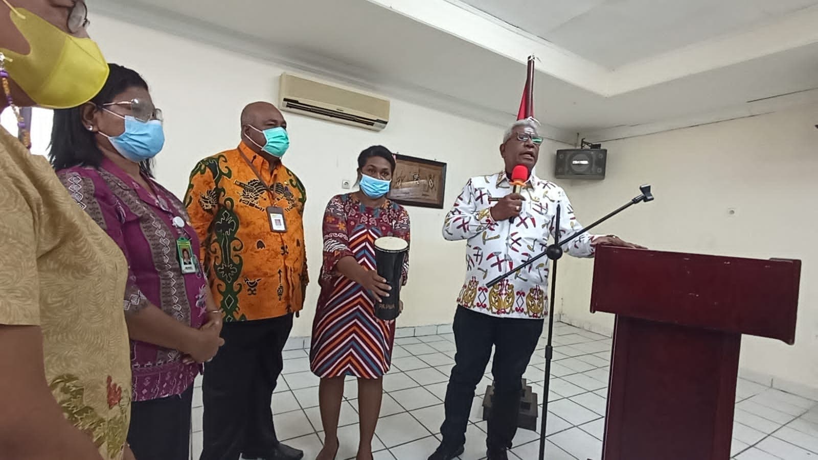 Wabup Mimika, Johannes Rettob saat membuka kegiatan sosialisasi.