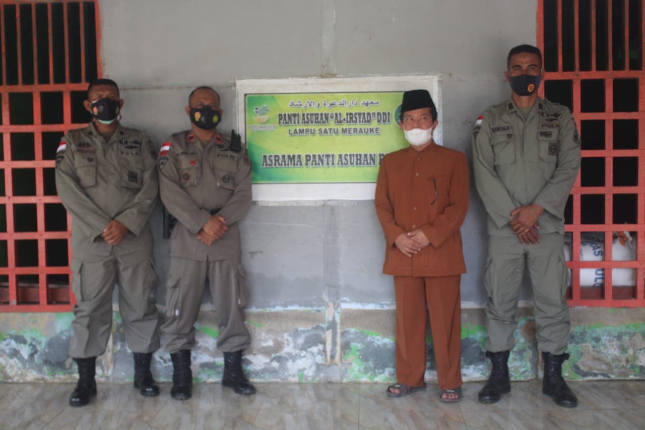 Penyerahan bantuan sembako