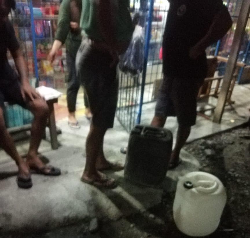 Penjualan BBM menggunakan jerigen di Jalan Budi Utomo ujung menuju SP 1.