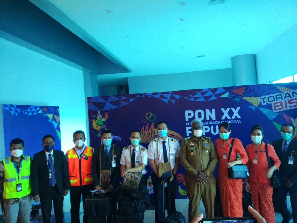 Wakil Bupati Mimika, Johannes Rettob, foto bersama pilot dan crew Pesawat Garuda.