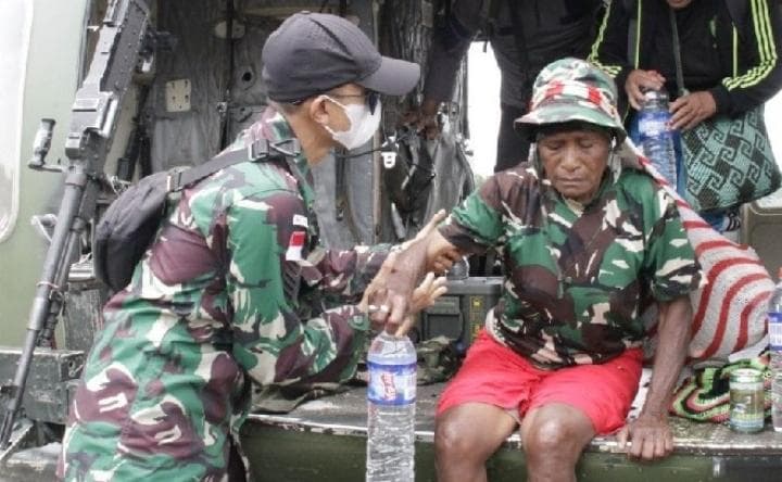 Warga dan guru dievakuasi dari Kiwirok, Rabu (22/9/2021), menggunakan helikopter milik Penerbad