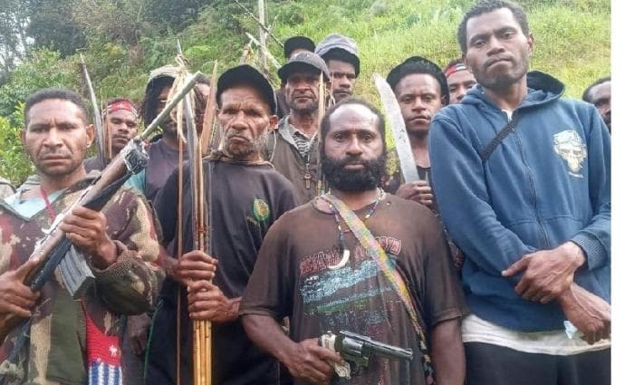 Foto Gerald Sokoy di tengah gerombolan bersenjata di Papua pimpinan Lamek Taplo di Distrik Kiwirok, Kabupaten Pegunungan Bintang, Papua, yang beredar di media sosial