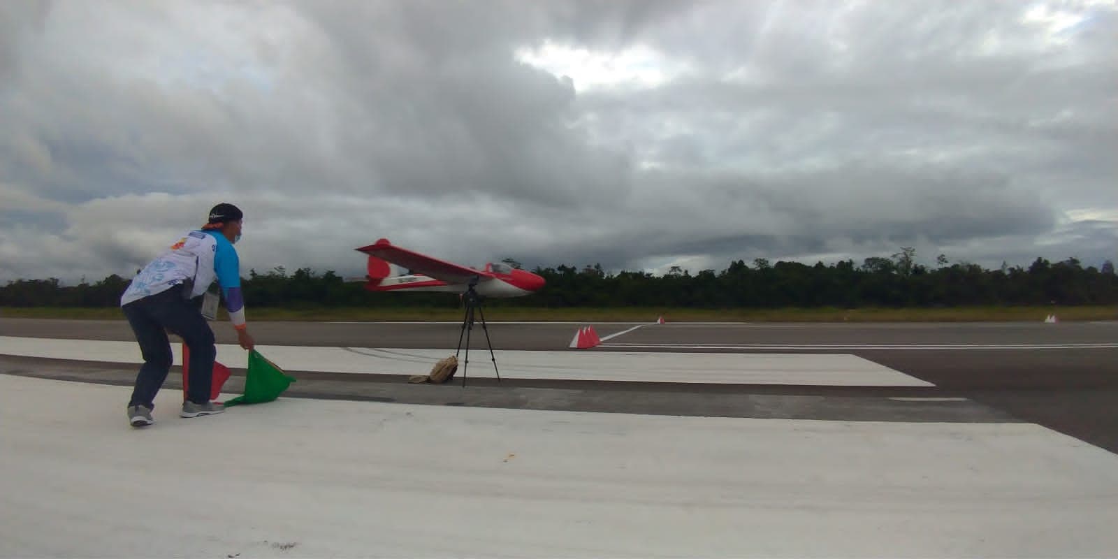 Wasit saat memandu perlombaan terbang layang di Bandara Internasional Mozes Kilangin Timika, Papua, Sabtu (25/9/2021). Fotografer: humasppmmimika/Yosefina