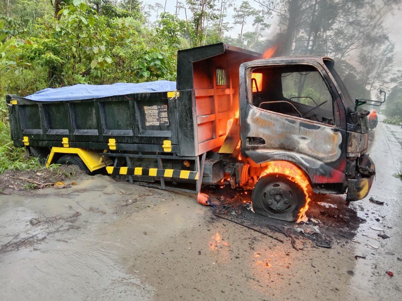 Truk yang dibakar massa. Meskipun tidak terlibat dalam kecelakaan namun truk tersebut menjadi korban amarah warga yang meminta agar kendaraan tidak boleh lewat selama pemalangan.