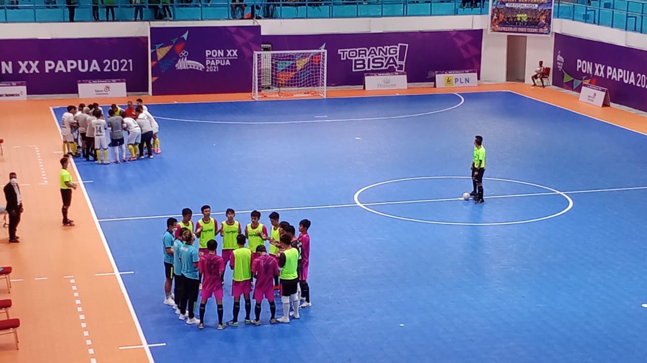 Tim Futsal Putra Banten (Ungu) dan Jatim (Putih) sebelum memulai babak kedua di GOR Futsal PON XX Papua Klaster Mimika, Senin (27/9/2021)/FOTOGRAFER : HUMASPPM/FACHRUDIN AJI