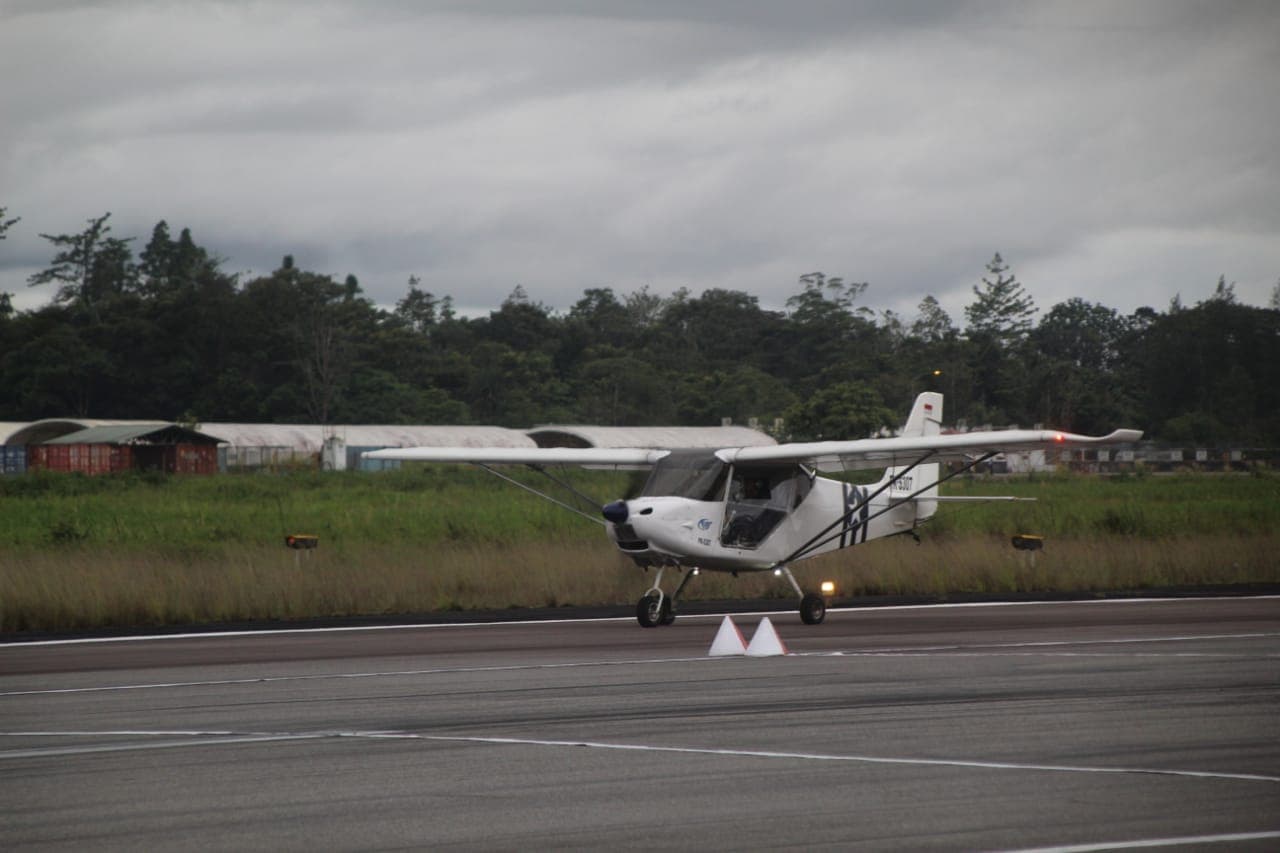 Pesawat skyranger microlight yang digunakan untuk menarik gilder atau pesawat layang dalam cabang olahraga terbang layang pada Pekan Olahraga Nasional ke XX Tahun 2021 di Timika, Kabupaten Mimika, Papua./FOTOGRAFER : EVAN SOENARIE/HUMASPPM) PENGHUBUNG : HUSYEN OPA : 082190721603