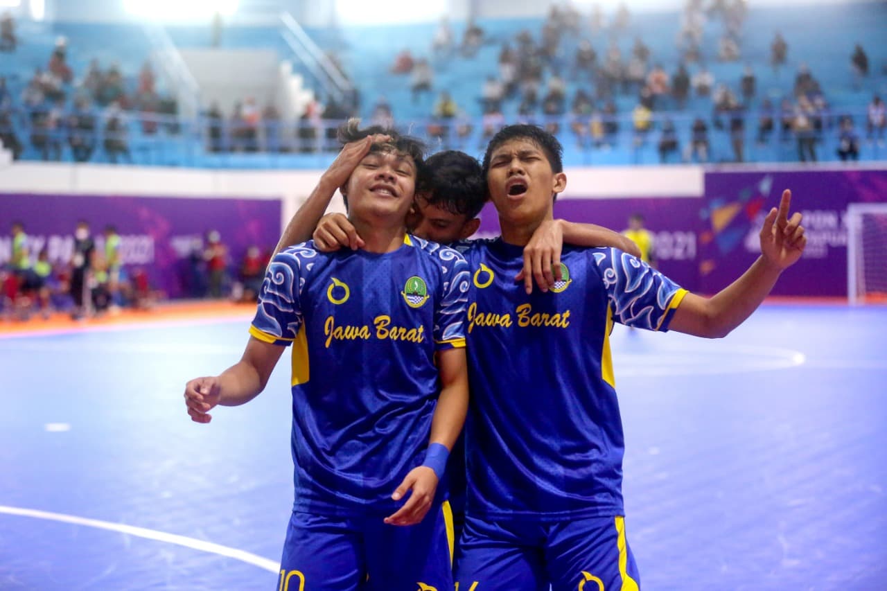 Keterangan Foto : 1.Tiga pemain futsal Jawa Barat saat melakukan selebrasi dalam laga sebelumnya di GOR Futsal PON XX Papua Klaster Mimika. Tim Jawa Barat mampu mengkandaskan harapan dari Sulsel dengan skor 3-1, Senin (27/9/2021)/Foto : Fernando Rahawarin/HumasPMM
