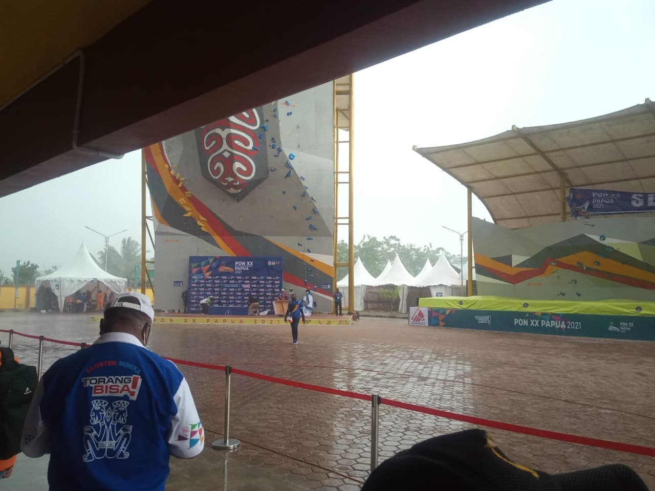 VENUE- Nampak suasana di venue panjat tebing diguyur hujan
