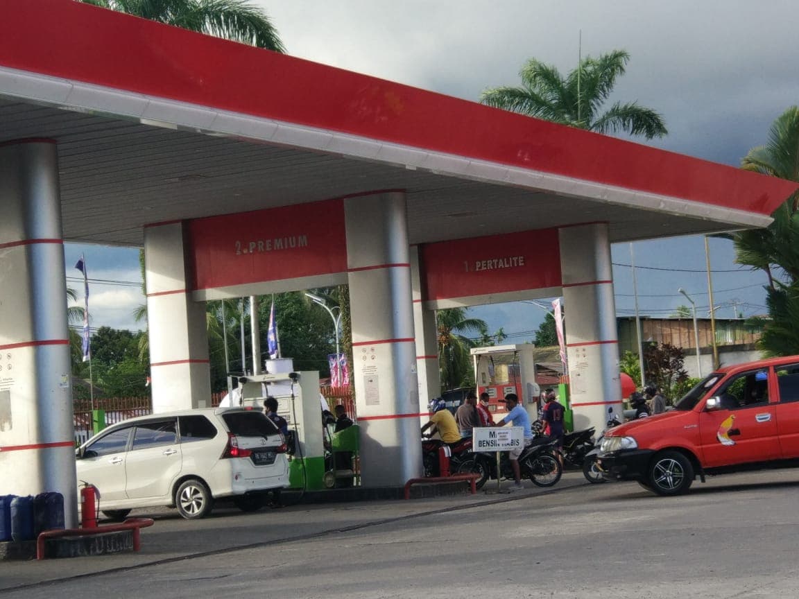 Aktivitas pengisian di SPBU Nawaripi.