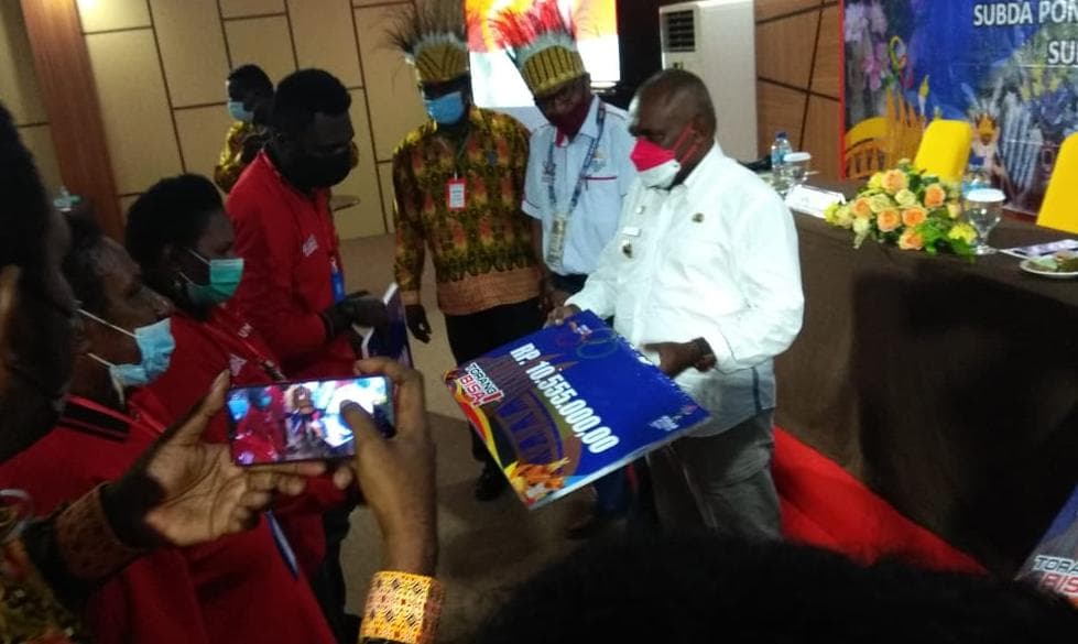 Penyerahan bantuan dana oleh Bupati Merauke
