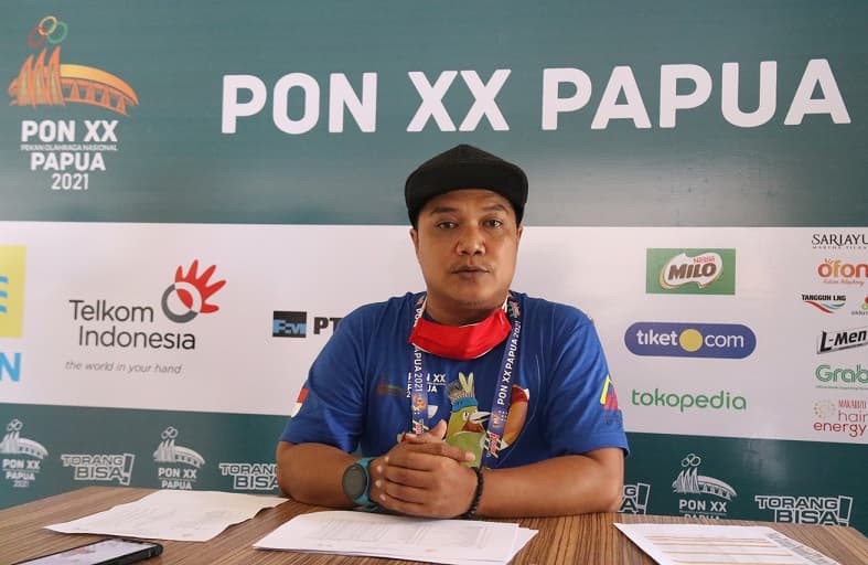 Ketua I PP FPTI yang bertindak sebagai Dewan Hakim, Rudi Fitriano, menyampaikan hasil perlombaan cabang olahraga Panjat Tebing PON XX Papua hari kedua di Venue Panjat Tebing Kompleks Mimika Sport Center, Kabupaten Mimika, Papua, Selasa (28/9/2021). Foto: Humas PPM/Saldi Hermanto