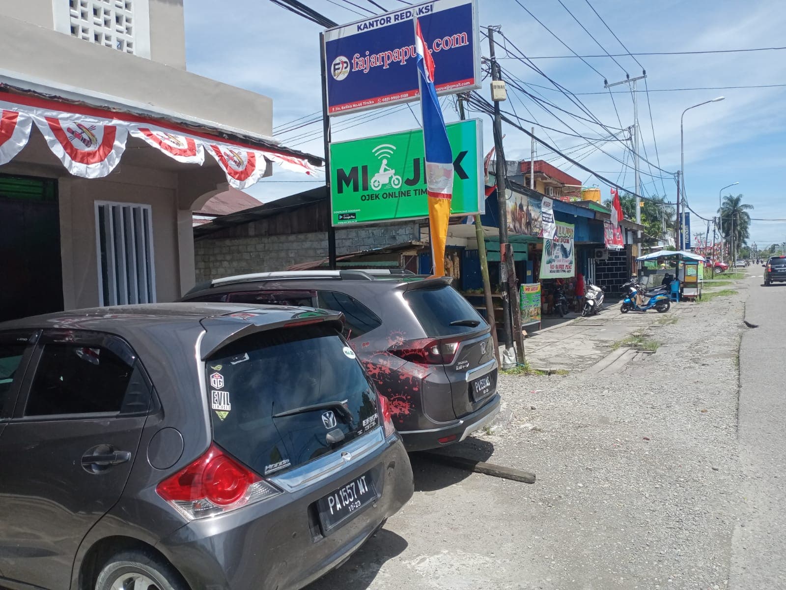 kendaraan yang sedang parkir dihalaman kantor fajarpapua