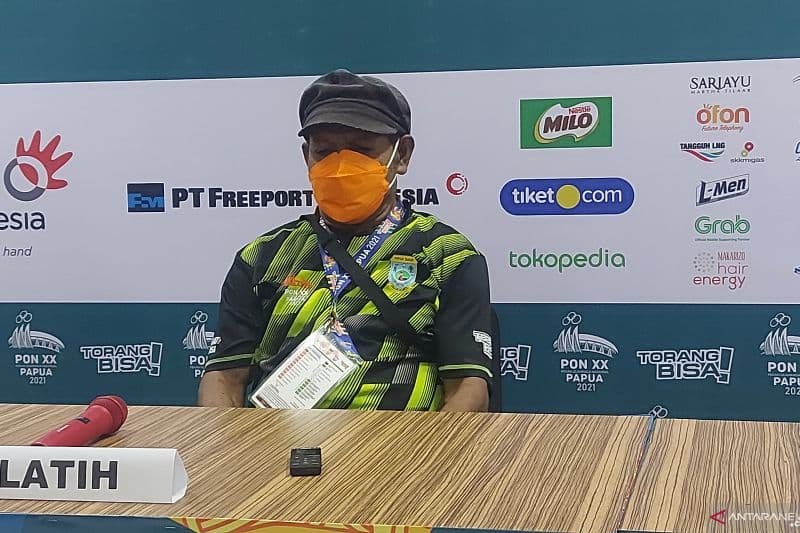 Asisten Pelatih tim sepak bola putri Papua Barat dalam jumpa pers usai laga melawan Jawa Barat di Stadion Katapal, Merauke, Selasa (5/10/2021)