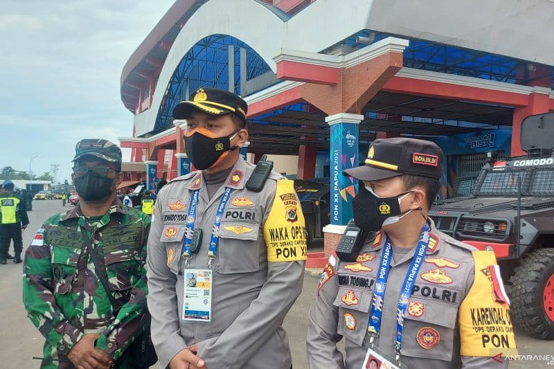 Wakapolres Merauke Kompol Leonardo Yoga (tengah) saat ditemui di Stadion Katapal, Merauke, Senin (11/10/2021