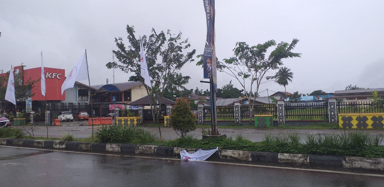 Umbul-umbul jatuh di jalan