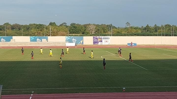 Tim sepak bola putri Papua (hitam) saat melawan Papua Barat (kuning) dalam pertandingan cabang olahraga sepak bola putri PON XX Papua, Merauke, Minggu (3/10/2021). 