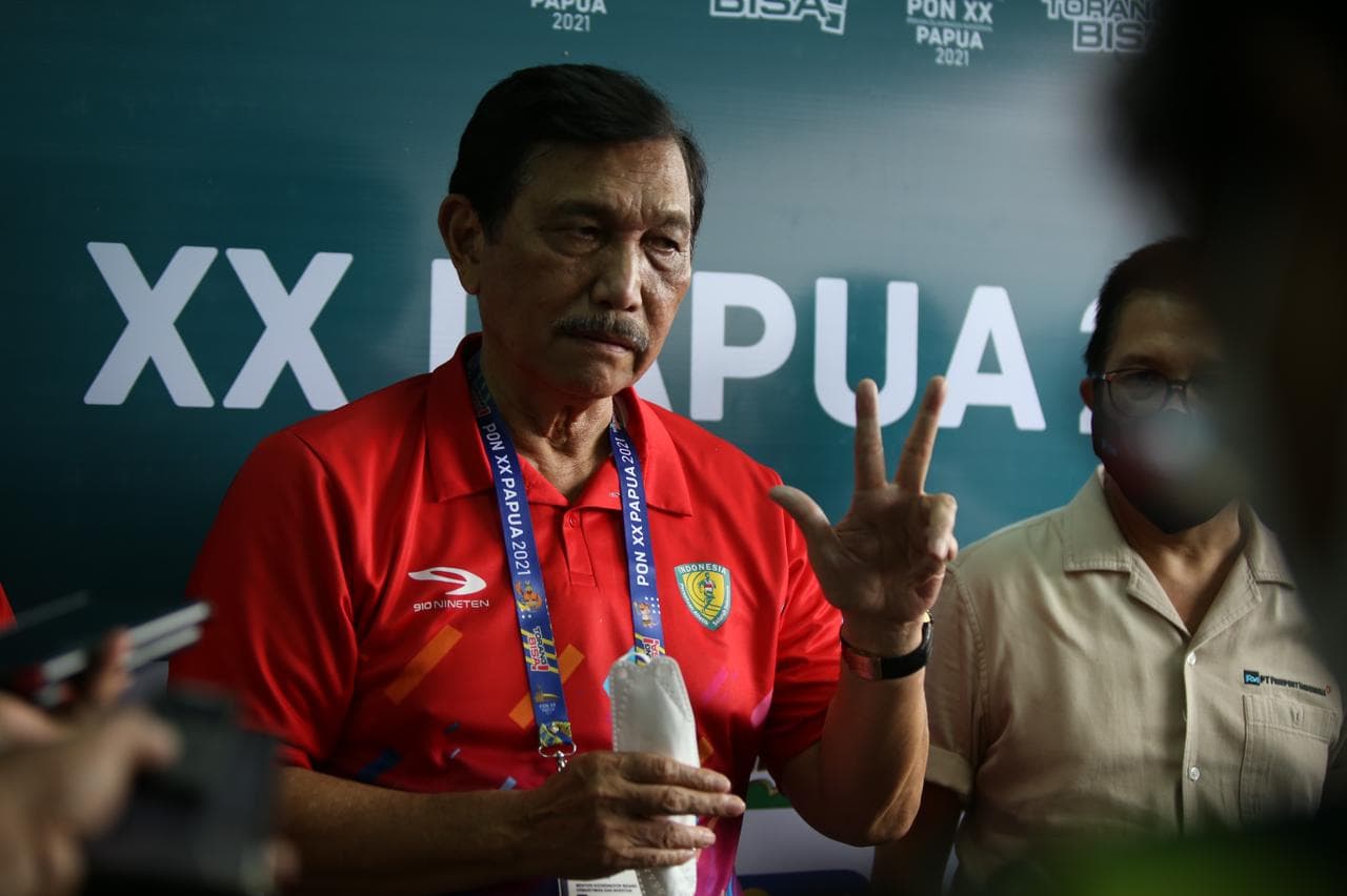 Luhut Binsar Panjaitan saat memberikan keterangan kepada awak media di arena atletik Mimika Sport Complex, Selasa (5/10/2021). Foto:Humas PPM/Joseph Situmorang