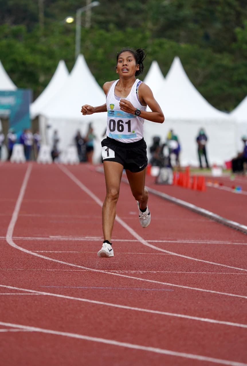 Atlet DKI Jakarta, Odekta Elvina Naibaho berhasil finis terdepan dan menyabet medali emas pada nomor 5000 meter putri dengan catatan waktu 16:57.58 pada ajang PON XX di arena atletik Mimika Sport Complex, Selasa (5-10-2021). Humas PPM/Fernando Rahawarin